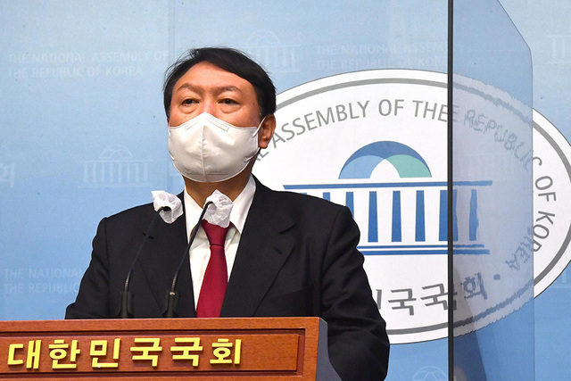 국민의힘 윤석열 대선 경선 후보가 28일 국회 소통관에서 대국민 지지호소문을 발표하고 있다. /연합뉴스