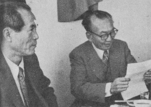 포항 송도해수욕장의 한 식당에서 황순원과 함께(1978). /사진 제공 : 한동웅