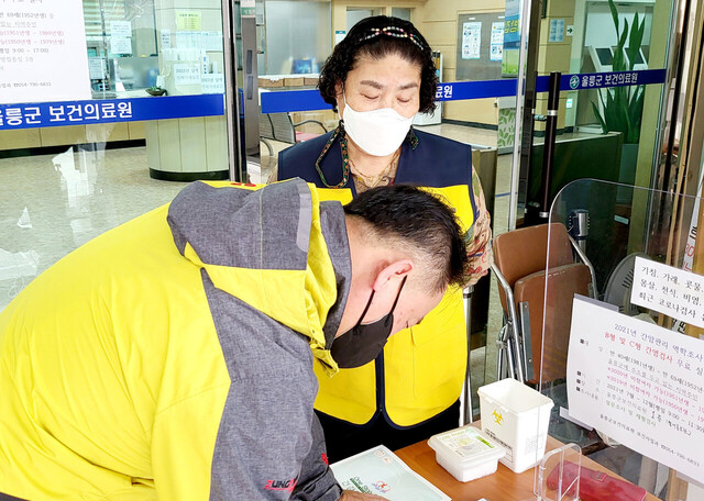대구경북향우회 상공인회 신정복부회장이 출입자 명단작성을 도와주고 있다.