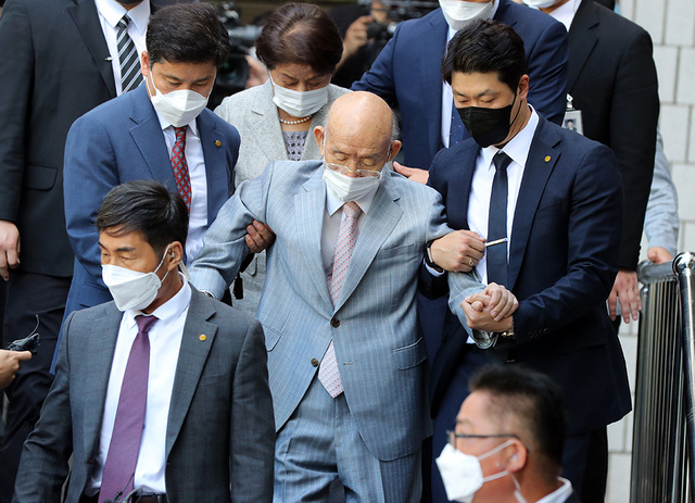 지난 8월 9일 광주에서 열린 항소심 재판에 출석한 전두환 전 대통령이 25분만에 건강 이상을 호소하며 퇴청하는 공식 석상에 노출된 마지막 모습.  /연합뉴스