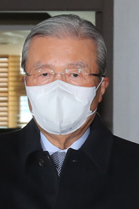 김종인 전 국민의힘 비대위원장이 23일 오전 서울 종로구 사무실을 나서고 있다. 김 전 위원장은 이날 출근하며 “더는 정치 얘기 안하겠다”며 “내 일상으로 회귀하고 있다”고 밝혔다. /연합뉴스