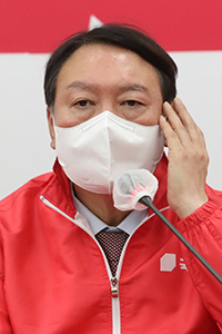 국민의힘 윤석열 대선 후보가 29일 서울 여의도 국회에서 열린 중앙선거대책위원회 회의에서 참석자 발언을 듣고 있다.  /연합뉴스
