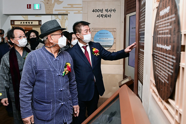 배기철 동구청장이 지난 29일 개관한 옻골마을 전시관을 둘러보고 있다.  /대구 동구 제공