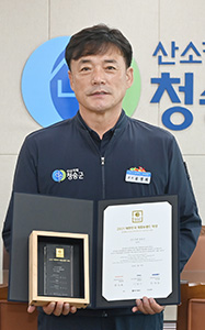 청송군은 지자체 평가에서 매년 좋은 성적을 얻고 있다. 상패를 든 윤경희 청송군수.