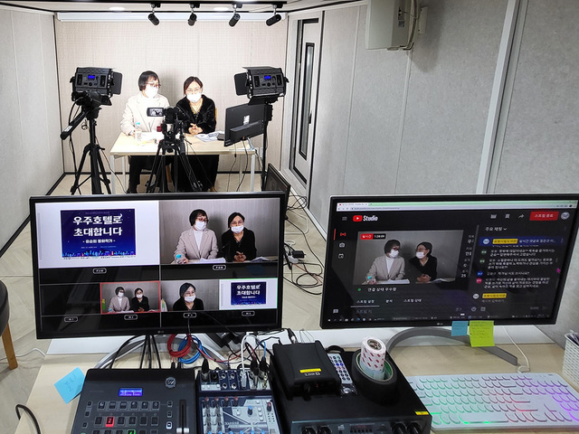 미디어 스튜디오 방음부스에서 진행중인 유튜브 생중계 모습. /포항시립포은중앙도서관 제공