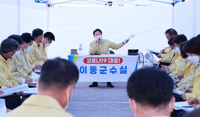 코로나19 발생지역 이동군수실에서 발언하고 있는이병환 성주군수. /성주군 제공