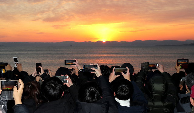‘코로나19 사태’ 이전 포항 영일대해수욕장의 새해 해돋이 행사장.