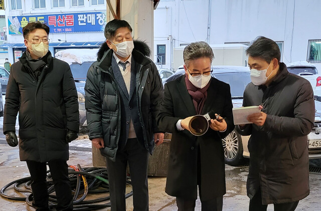 김병수 울릉군수(오른쪽에서 두번째)가 경매사로 나서 오징어 초매를 하고 있다.