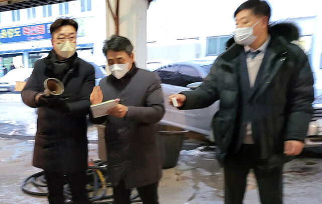 최경환 울릉군의회 의장(사진 왼쪽)이 경매사로 나서 어징어를 초매를 통해 풍어를 기원했다.