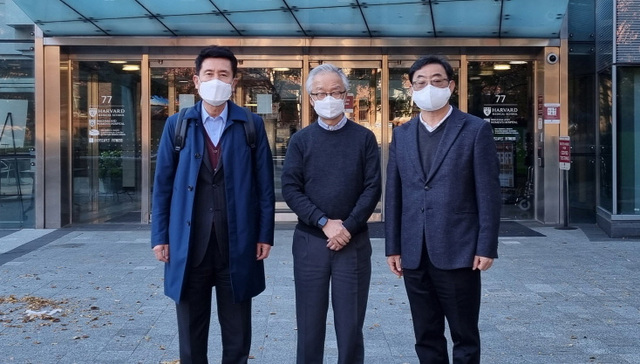 연구중심 의과대학 유치를 위해 미국 현지를 방문한 이강덕(왼쪽) 포항시장과 김무환(오른쪽) 포스텍 총장이 루크 리 하버드의대 교수와 기념촬영을 하고 있다.  /포항시 제공