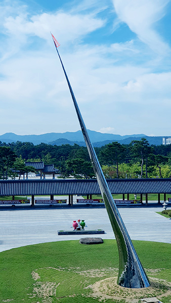 사진: 경북도는 지역 소멸도시를 살리고 미래신성장 동력이 될 통합신공항을 안착시키기 위해 이철우 지사를 비롯한 전 직원이 합심해 정치권, 중앙정부와 소통을 강화하는 등 총력을 쏟는다는 방침이다. 사진은 공항안착 염원을 담아 도청전정앞에 세워진 비행기 조형물. /경북도 제공
