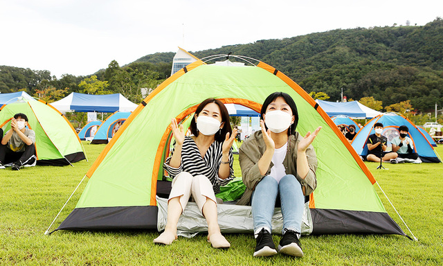 코로나 대응 의료진을 위한 문화공연에 참석한 간호사가 활짝 웃으며 공연을 즐기고 있다.  /칠곡군 제공