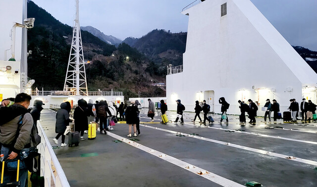 동해해경청은 설 연휴기간 여객선 등 유선 승객들의 코로나19방역 등 안전에 철저를 기한다는 방침이다.