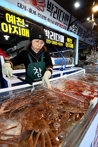 ‘코로나19 사태’가 끝나고 다시 대게를 찾는 손님들이 늘어나는 게 올해 희망이라는 박수현 대표. /이용선기자 photokid@kbmaeil.com