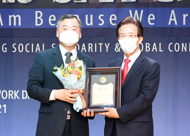 문경시가 제1회 지방자치복지대상에서 고윤환 문경시장(오른쪽)이     대상을 수상하고 기념 촬영을 하고 있다. /문경시 제공