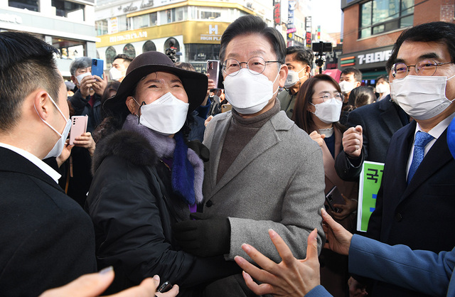 더불어민주당 이재명 대선후보가 26일 경기 광명시 철산로데오거리에서 지지자들과 기념 촬영을 하고 있다.  /국회사진기자단 제공=연합뉴스