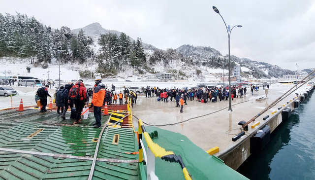 지난해만 해도 눈이 내리는 기상악화에는 여객선이 운항하지 않았지만 크루즈선이 운항 많은 관광객이 입도하고 있다.