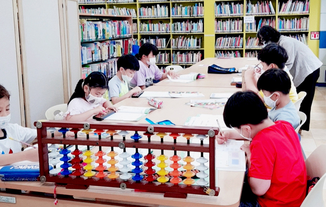 어린이들에게는 연중 운영되는 문화강좌와 방학특강으로 학교담장 밖의 교육기회를 제공한다.