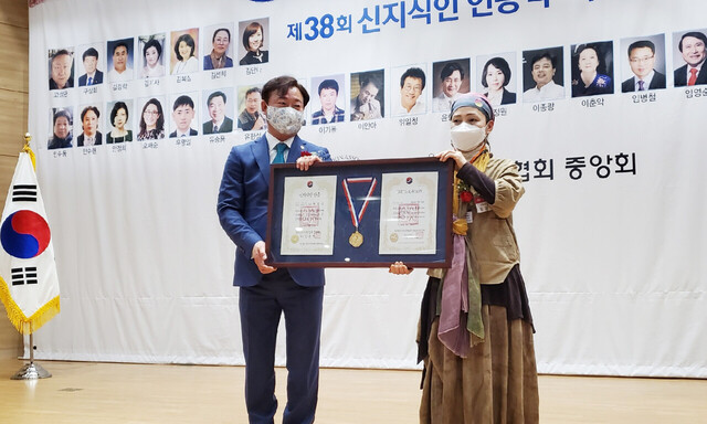 문화예술부문 신지식인으로 인증 받은 황효숙씨