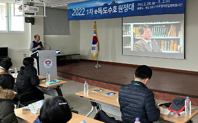  신순식 독도재단 사무총장이 독도에 대해 설명하고 있다.