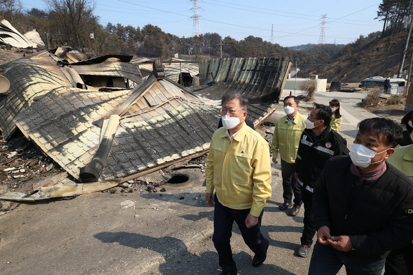 강원ㆍ경북 산불현장 방문에 나선 문재인 대통령이 6일 경북 울진군 신화2리 화재현장을 방문하고 있다. /연합뉴스