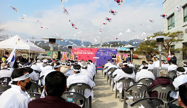 지난 1일 포항시 북구 송라면 대전리 마을회관 앞에서 열린 제103주년 삼일절 기념식 모습.