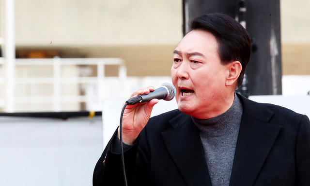 국민의힘 윤석열 대선후보가 8일 오후 부산 연제구 온천천 앞 유세 현장에서 지지를 호소하고 있다.  /연합뉴스