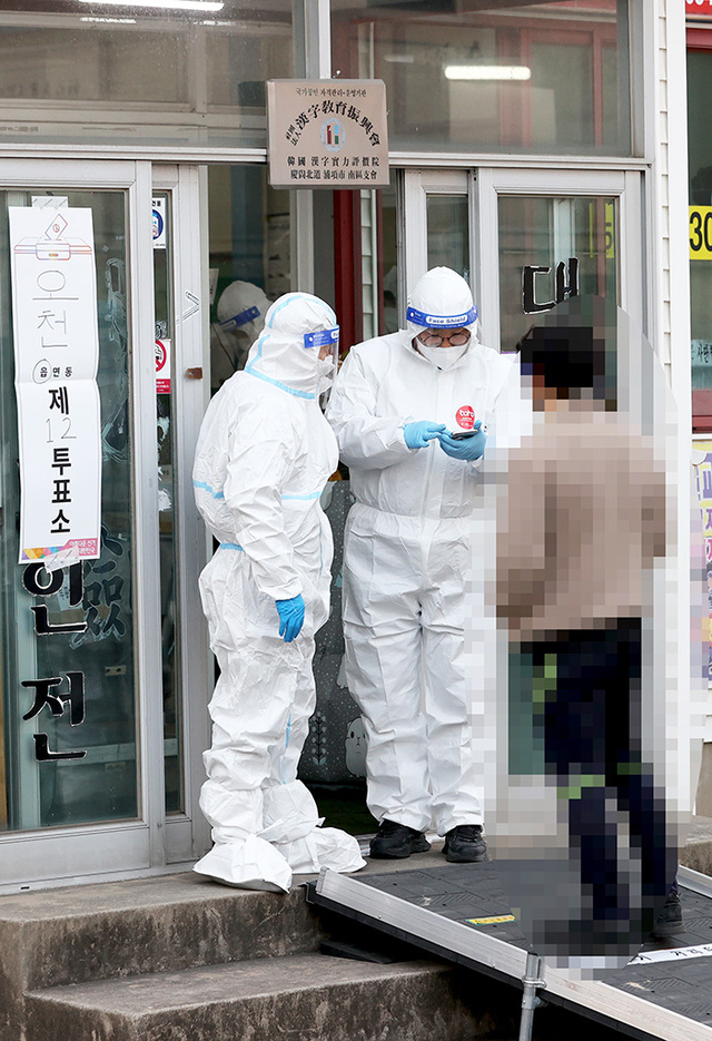 포항시 남구 오천읍 제12투표소에서 코로나 19 확진자가 소중한 한 표 행사에 동참하고 있다.