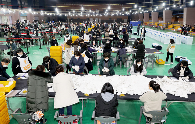 포항 종합운동장 내 만인당에 설치된 포항시 남구 개표소에서 개표가 진행되고 있다.