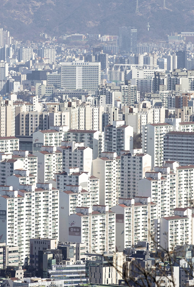 서울 아파트 시장에 매수세가 자취를 감추면서 15주 연속 ‘매수자 우위’가 이어지고 있다. 지난 25일 한국부동산원에 따르면 서울 아파트 매매수급지수는 87.3으로 2019년 7월 22일 조사(87.2) 이후 2년7개월 만에 최저치를 기록했다. 사진은 27일 서울 남산에서 내려본 아파트.