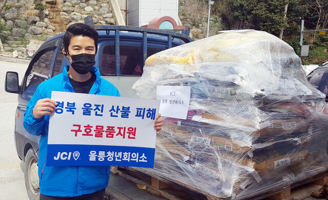 이창근 회장이 울진 산불피해 이재민들에게 보낼 사랑의 쌀과 기념촬영