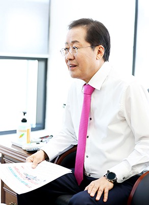 홍준표 국민의힘 대구시장 경선 후보가 본지와의 인터뷰에서 출마의 변을 밝히고 있다.
