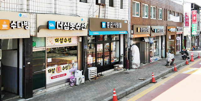 청송군 상가의 간판들이 깨끗하게 단장됐다.
