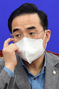 더불어민주당 박홍근 원내대표가 10일 국회에서 열린 국무총리 후보자 인사청문 준비회의 1차 회의에서 얼굴을 만지고 있다.  /연합뉴스