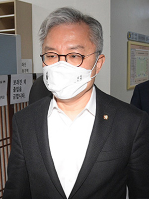 더불어민주당 최강욱 의원이 20일 오후 서울 여의도 국회 법제사법위원회 법안심사 제1소위원회 회의에 참석하고 있다. 오른쪽 김용민 의원.  /연합뉴스