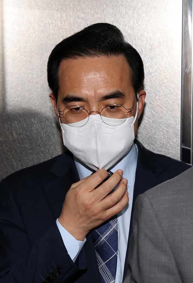 민주당 박홍근 원내대표가 25일 박병석 국회의장을 면담한 뒤 엘리베이터를 타고 있다.  /연합뉴스
