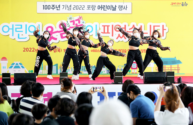 초등학생 댄스 동아리 GG-dolls가 신나는 K-pop 댄스 공연을 펼치고 있다.