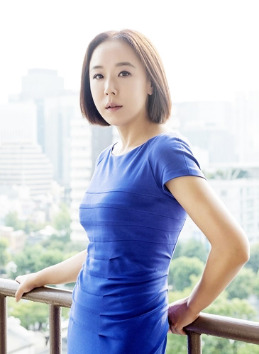 지난 7일 세상을 떠난 영화배우 강수연은 넷플릭스 영화 ‘정이’를 통해 스크린에 복귀할 예정이었다. ‘정이’는 ‘부산행’, ‘지옥’ 등을 연출한 연상호 감독이 처음 도전한 SF물이다.  /넷플릭스 제공.