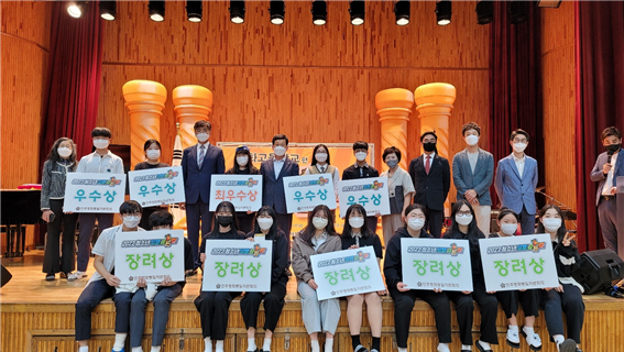 수상자가 기념사진을 촬영했다.