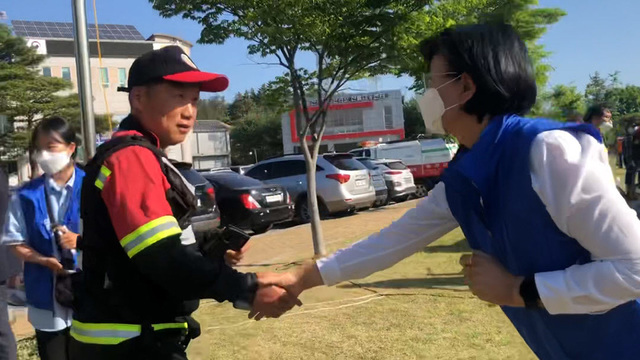 6·1 지방선거 경북도지사 후보인 더불어민주당 임미애 후보가 29일 울진 산불현장을 찾아 피해복구 및 재발방지 대책 공약을 제시하며 주민들을 위로했다.