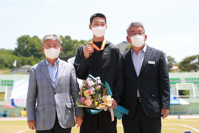 오른쪽서부터 김학동 예천군수, 높이뛰기 우상혁 선수, 임대기 대한육상연맹회장.
