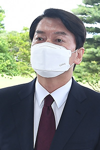 안철수 의원이 7일 오후 서울 여의도 국회 의원회관으로 첫 출근을 하고 있다.  /연합뉴스
