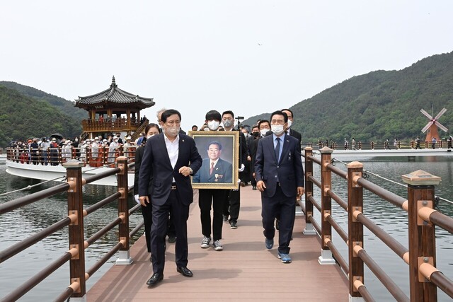 사진설명2 - 故 송해 선생의 영정사진과 유골함을 앞세운 장례 행렬이 송해공원 백세교를 돌며 고인의 넋을 기리고 있다. /대구 달성군 제공