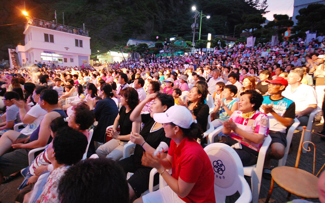 울릉도 도동항 해변공원 회당문화축제 시 모인 인파