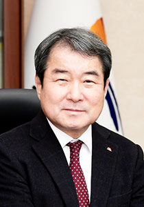 재선에 성공한 김충섭 김천시장은 “교통 인프라 확충을 성장 동력으로 십분 활용하여 미래 100년을 내다보는 지역발전의 기반을 튼튼히 다지겠다”며 철도와 연계한 미래 신산업 육성 의지를 피력했다.
