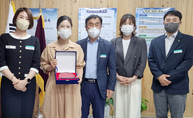 남군현울릉교육장을 중심으로(사진 오른쪽) 신임 하영이 회장과 이지향 직전회장