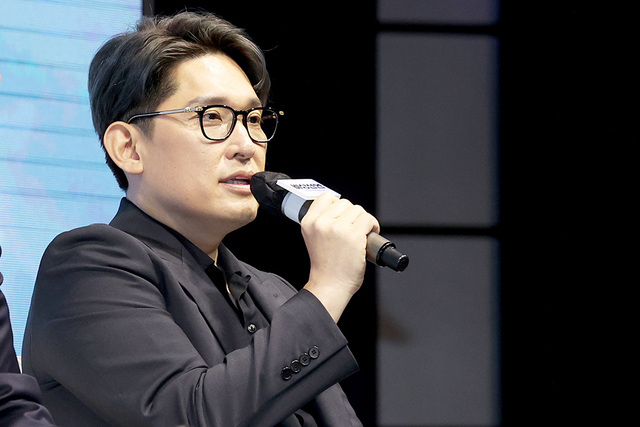 20일 오전 서울 중구 웨스틴조선호텔에서 열린 영화 ‘비상선언’ 제작보고회에서 한재림 감독이 인사말을 하고 있다.    /연합뉴스
