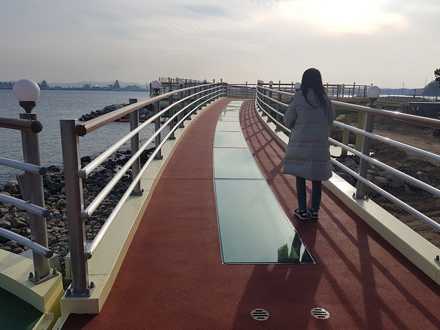 스카이워크를 걸으며 풍광을 만끽하고 있는 관광객.