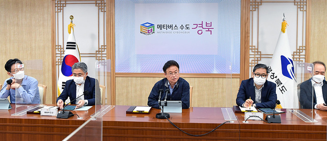 경북도 메타버스 사업 실국 보고회에서 이철우 경북도지사가 업무 지시를 하고 있다.