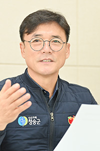 윤경희 청송군수는 “지금까지 늘 그래왔듯 현장의 목소리를 생생하게 듣기 위해 발로 직접 뛰면서 청송군의 발전과 군민의 복리 증진에 최선을 다하겠다”고 각오를 밝혔다.